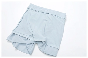 Dettaglio gonna da tennis azzurra in tessuto mesh traspirante con pantaloncini