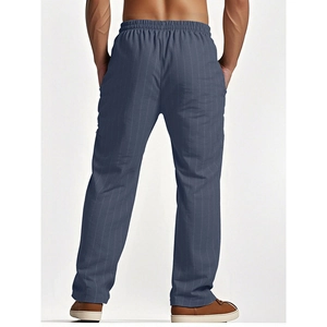 Dettaglio dei pantaloni in lino a righe blu da uomo con elastico in vita e righe verticali
