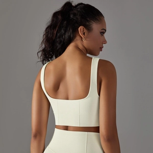 Détail macro du tricot alvéolé respirant sur le soutien-gorge de sport dos nu beige