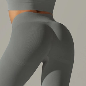 Vue détaillée du tissu en maille sans couture et de l'effet galbant du legging