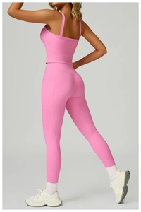 Vue détaillée du legging de yoga rose à taille haute avec poches latérales