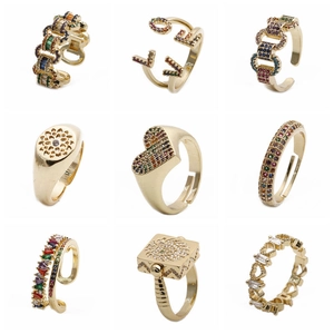 Set mit neun verstellbaren Goldringen mit bunten Zirkon-Herzen und Trend-Designs
