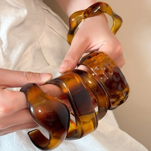 Retro Amber Acrylic Open Bangle Irregular Geometric Wave Square Cuff Bracelet Maillard Style Minimalist Jewelry