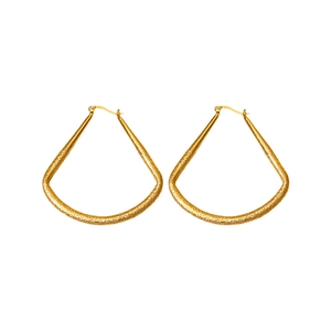 Boucles d'oreilles dorées en forme d'éventail texturé triangulaire sur fond blanc