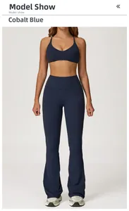 Detalle de leggings acampanados de cintura alta y crop top de yoga en azul cobalto