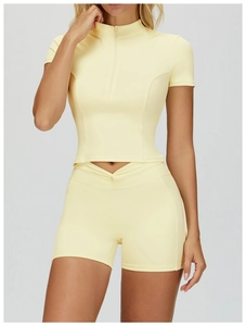 Dettagli del set yoga giallo chiaro con collo alto a zip e pantaloncini a vita alta sportivi