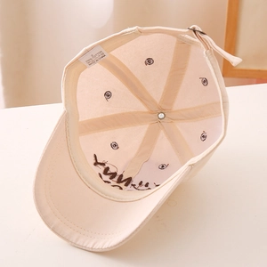 Detail view of cotton inner lining and washing label of the sunny day baseball cap