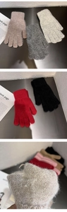 Detaillierte Nahaufnahme flauschiger Strickhandschuhe in verschiedenen Farben für den Winter