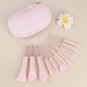 Vista piatta di 10 pennelli trucco rosa con manici traslucidi e astuccio abbinato