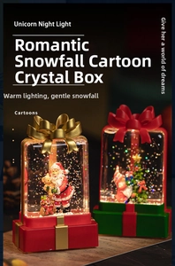 Gros plan de lampes en cristal de Noël avec Père Noël et sapin sous lumière LED chaude