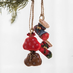 Mini ornements de Noël en résine avec bottes et sacs suspendus à une branche de sapin
