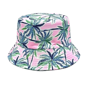 Dettaglio ravvicinato del cappello a secchiello rosa con palme tropicali e cuciture rinforzate