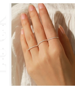 Gros plan de trois bagues en argent s999 avec texture sablée portées par un mannequin