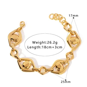Détail du bracelet doré à maillons en forme d'œil en C avec fermoir mousqueton robuste
