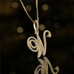 Collier avec pendentif lettre W dorée serti de zircons brillants et chaîne box