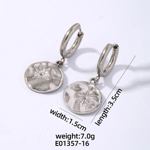 Détail de boucles d'oreilles cœur en argent texturé mesurant 1,5cm sur 3,5cm