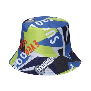 Cappello alla pescatora graffiti con stampa colorata blu rossa verde e scritte street