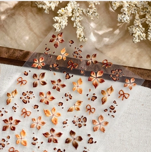 Detailaufnahme der Vintage-Nagelaufkleber mit Leopardenmuster und Blumen-Prägung