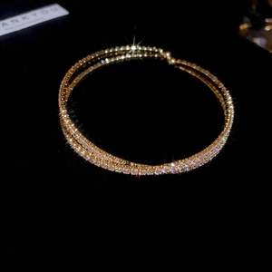 Gros plan du choker doré double rang avec strass en zircon sur velours noir