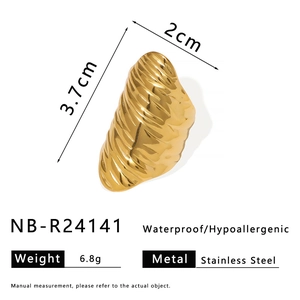 Bague en acier inoxydable doré étanche avec design ovale à texture rayée