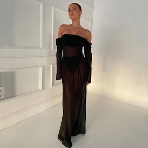 Elegante abito lungo nero con spalle scoperte in tessuto trasparente e maniche lunghe