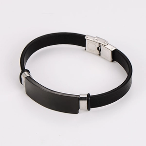 Bracciale minimalista in pelle nera con piastra in metallo opaco e fibbia in acciaio inox