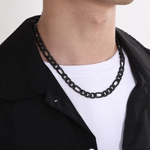 Primer plano de collar de cadena cubana de metal negro en modelo masculino con chaqueta negra