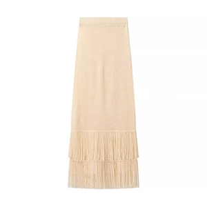 Dettaglio della gonna midi in maglia beige con frange a doppio strato sull'orlo