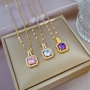 Detailansicht goldener Titanhalsketten mit quadratischen Zirkonia in Rosa, Klar und Lila