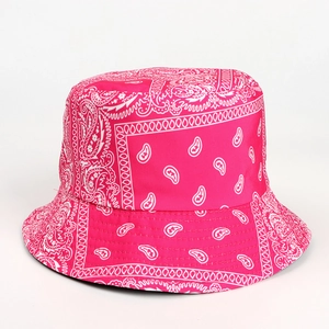 Detail eines rosa Anglerhuts mit Paisley-Muster und weißem Bandana-Druck