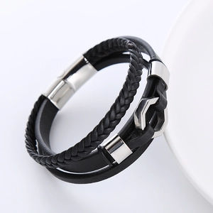 Bracciale multistrato in pelle nera da uomo con dado esagonale e chiusura magnetica