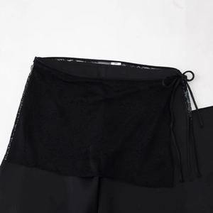 Damen Wickelrock aus schwarzer Spitze mit Satin-Bindegürtel und feinen Blumenmustern