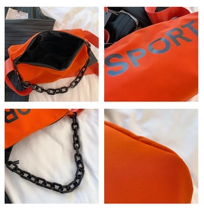Détails du sac en nylon orange montrant le logo sport, l'intérieur et la chaîne noire