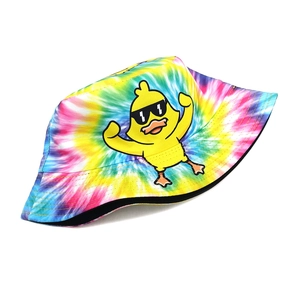 Détail du chapeau bob tie-dye coloré avec imprimé canard et texture de tissu robuste