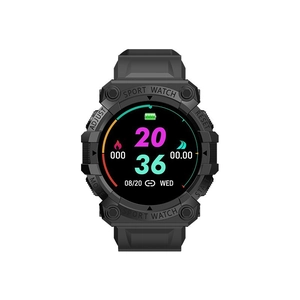 Montre connectée sport noire avec écran numérique et suivi de fréquence cardiaque