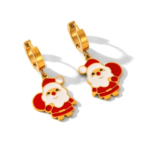 Détail de boucles d'oreilles en or 18k avec breloques Père Noël en émail rouge et blanc
