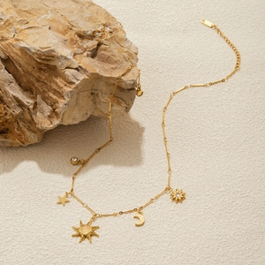 Dettaglio della collana in acciaio inossidabile 18K con ciondoli sole, stella e luna