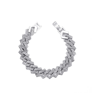 Dettaglio macro del bracciale a catena cubana argento con pavé di diamanti sintetici