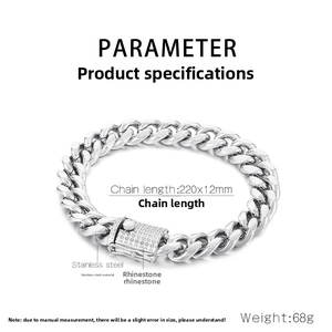 Détail macro du bracelet cubain 12mm en acier inoxydable argenté avec boucle en strass