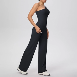 Détail du haut de yoga asymétrique et du pantalon large en tissu noir mat haute qualité