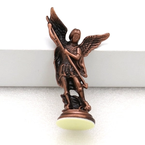 Dettaglio macro della statua di San Michele in bronzo con ali finemente scolpite e spada