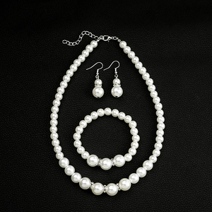 Parure de bijoux en perles avec collier, bracelet et boucles sur cuir noir élégant