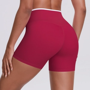 Détail du short de fitness taille haute avec bordure contrastée et couture push-up