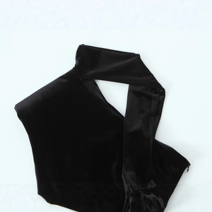 Robe courte en velours noir avec encolure asymétrique et texture lisse et soyeuse