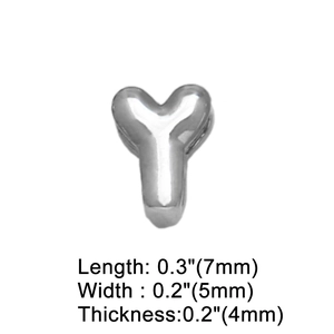 Dettaglio ciondolo lettera Y argento con dimensioni 7x5x4mm su sfondo bianco neutro