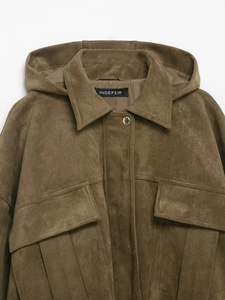 Détail de la veste à capuche marron olive avec texture suédée et poches utilitaires