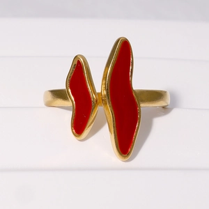 Makro-Detail des französischen Vintage-Rings mit roter Emaille und 18k Vergoldung