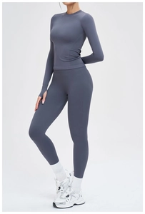 Détail de l'ensemble fitness sans couture avec passe-pouces et legging taille haute