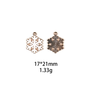 Macro shot of white and gold alloy snowflake charms with size 17x21mm and 1.33g weight