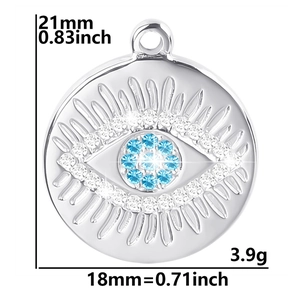 Detailansicht des Evil-Eye-Anhängers mit blauen Kristallen und Maßen von 18x21 mm